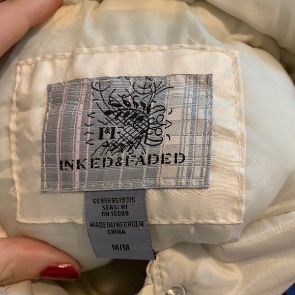 White puffer vest: Zip and Horn toggle closures - Picture 2 of 3